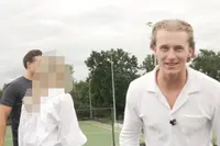 Influencer Raúl Groenen en autoverkoper Daan Willems achter veel te jonge meisjes aan op hockeyfeest
