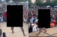 Man klimt podium op tijdens Fest Angola en laat volle bak z'n blote kont zien aan publiek