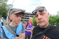 Dutch Travel Maniac gaat confrontatie aan met Extinction Rebellion leden die snelweg bezetten