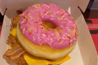 KFC lanceert bizarre Simpsons-burger met donuts in plaats van broodjes