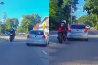 Volkswagen Polo doet brake-check bij motorrijder en heeft er bijna een nieuwe deuk bij