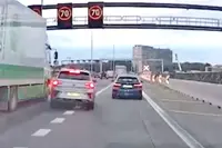 Slechter kan je vakantie bijna niet beginnen: gevaarlijke inhaalactie eindigt in flinke crash op Antwerpse Ring
