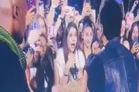 Fan grijpt schreeuwend haar kans als The Weeknd haar de microfoon geeft in de Johan Cruijff ArenA