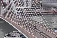 Beelden tonen hoe tram keihard op stilstaande tram knalt op Erasmusbrug in Rotterdam