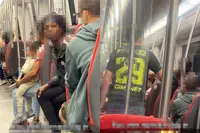 Vrouw in Rotterdamse metro maakt duidelijk dat het haar niets boeit