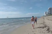 Pilote dumpt vliegtuig vlak voor druk strand in Florida en komt er zonder kleerscheuren vanaf