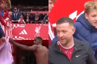 Volwassen Liverpool-fan jat shirt van Alexander Isak voor neus van jochie weg