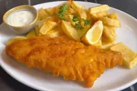 Benito eet voor het eerst fish and chips en maakt meteen een beginnersfout