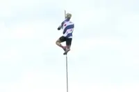 Germ Terpstra vliegt als eerste over de 21 meter en pakt Friese titel fierljeppen