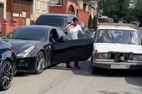 Ferrari komt in Dagestan de verkeerde Lada tegen