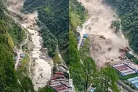 Nieuwe beelden tonen verwoestende vloedgolf in Nepal: inmiddels 469 doden