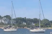 Schipper beukt zeilboot bewust op onderwaterrots en dat blijkt juist de beste keuze