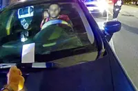 Man rijdt agent op motorkap en wordt vervolgens neergeschoten in Baltimore