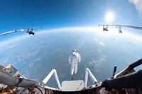 Rus stapt op 11,5 kilometer hoogte uit luchtballon en dendert met 501 km/u naar beneden