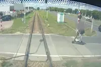 E-steppertje negeert rood licht en knalt tegen trein in Polen