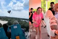 Bezoeker vangt vliegende sneaker tijdens rit in hypercoaster Goliath