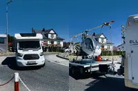 Jij met je vouwwagen naar Frankrijk, deze baas neemt gewoon zijn helikopter mee