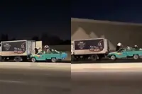 Egyptische dieven trekken rijdende vrachtwagen open en stelen dozen kip