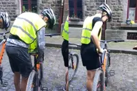 Waarom niemand daar ooit eerder op is gekomen: band oppompen met fietszadel
