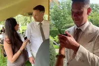 Helemaal in: spicy polaroids van de bruid geven aan de bruidegom