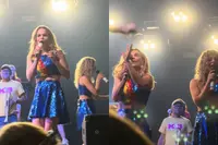 Nieuwe concerttrend bereikt ook K3: Klaasje krijgt sneaker tegen haar hoofd