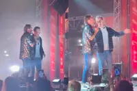 Stijn zingt een nummertje mee met Gerard Joling tijdens Apeldoorn Live