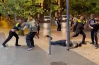 Toezichthouder in Barcelona gaat compleet los en deelt MMA-klappen uit