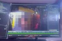 Oke let's go, we kijken mee met de kermisbeelden bij de kassa