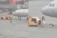 Twee vrouwen missen hun vlucht en rennen het vliegveld op om hun toestel alsnog te halen