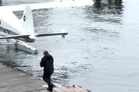 Walvis en watervliegtuigje zorgen voor spannend moment