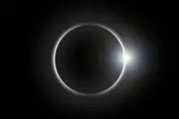 Vanavond rond 20.10 uur moet je écht even naar boven kijken: grootste zonsverduistering in jaren boven Nederland