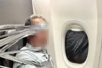 Vastgetapete vliegtuigpassagier kan na racistische uitbarsting ook naar zijn baan fluiten