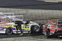 Matpartij tijdens krankzinnige Figure 8-race in Indianapolis zorgt voor politie op de baan