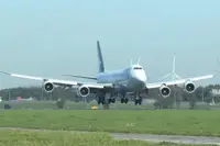 Cathay Pacific Boeing 747 breekt landing op Schiphol af en dat levert lekker beeld op
