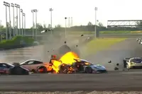 Nederlandse coureur Loek Hartog stopt midden in race en redt collega uit brandende Ferrari
