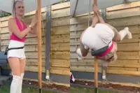 Eens een stripper, altijd een stripper: zelfs de parasol moet eraan geloven