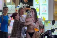 Zatte Russische griet pakt in Nha Trang hond van de zaak op en besluit ermee te vertrekken