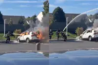 Brandweerman heeft zijn handen vol aan losgeslagen brandslang bij autobrand