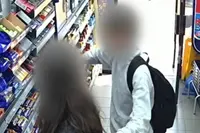 14-jarige jongen kan afwijzing niet verkroppen en steekt meisje neer in winkel
