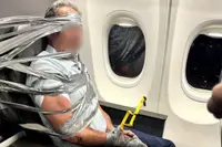Passagier gaat compleet los op American Airlines-vlucht en eindigt vastgetapet aan stoel