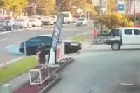BMW M3-coureur mist voetganger op schaamhaar na en sloopt vervolgens tankstation in Sydney