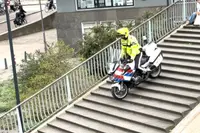 Motoragenten nemen gewoon de trap in Rotterdam