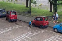 Je vraagt je af: wie heeft haar leren inparkeren?