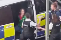 Geboeide vrouw wil politiebusje niet in en krijgt harde tik van Belgische agent