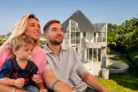 Gio Latooy koopt villa in Ridderkerk, dus kunnen we mooi even binnen gluren