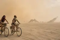 Wait What, de Eiffeltoren is gebroken? Nope enorm kunstwerk op Burning Man
