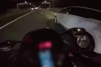 Motorrijder rijdt zelf hard en maakt ook nog even ruzie