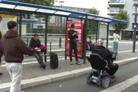 Ondertussen in Emmen: Man in rolstoel gaat confrontatie aan met asielzoeker