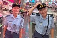 Straatfotograaf spot Nederlandse luchtmachtmilitair Roos in New York en haalt zijn camera tevoorschijn