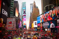 Straatfotograaf spot Nederlandse luchtmachtmilitair Roos in New York en haalt zijn camera tevoorschijn